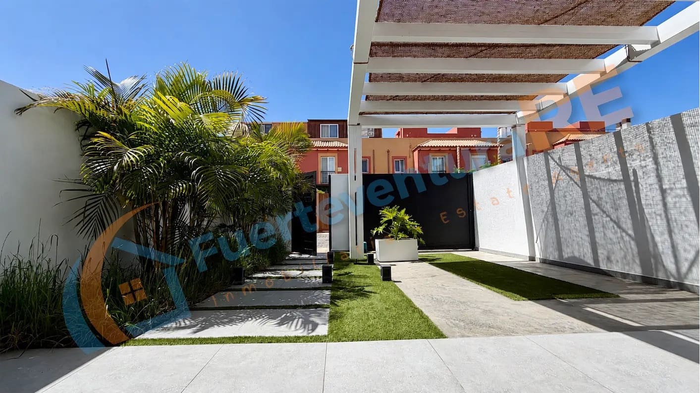 3 chambre Maison de Ville à vendre à Corralejo avec piscine garage - 449 000 € (Ref: 9899706)