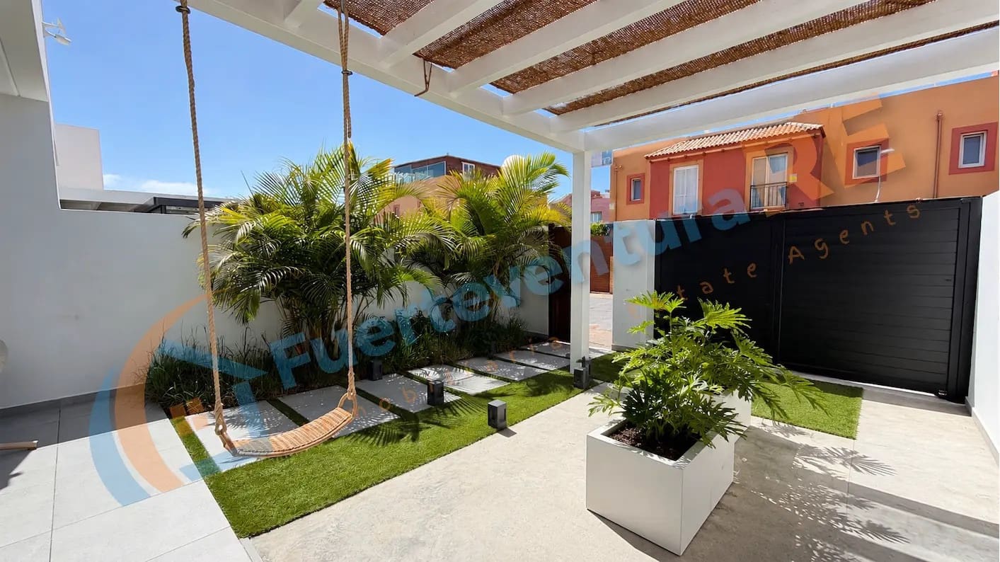 3 chambre Maison de Ville à vendre à Corralejo avec piscine garage - 449 000 € (Ref: 9899706)