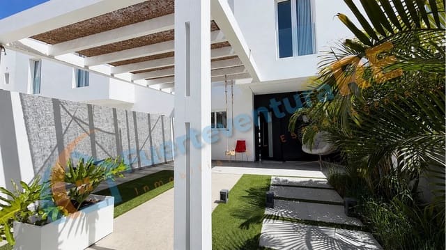 3 bedroom Townhouse for sale in Corralejo, La Oliva with pool garage - € 449,000 (Ref: 9899706)