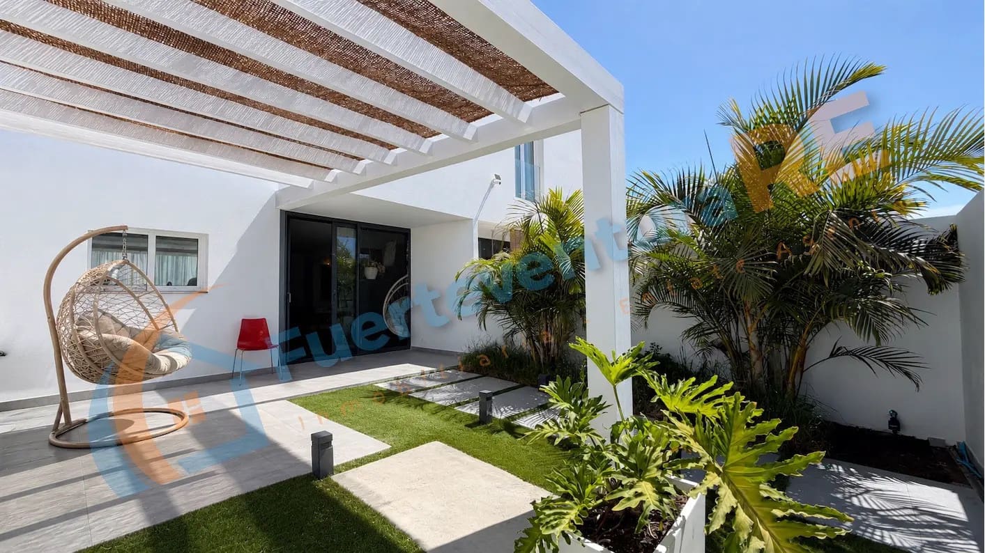 3 chambre Maison de Ville à vendre à Corralejo avec piscine garage - 449 000 € (Ref: 9899706)
