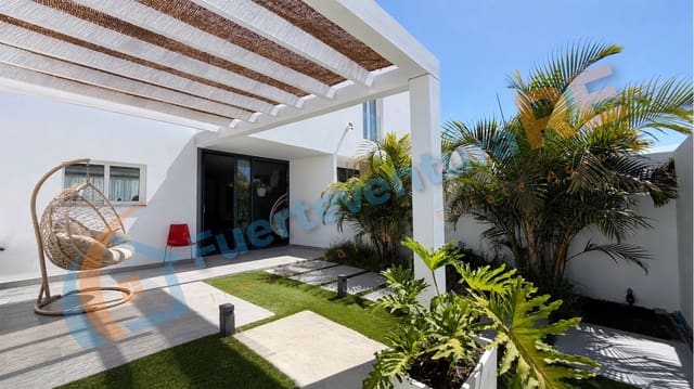 3 bedroom Townhouse for sale in Corralejo, La Oliva with pool garage - € 449,000 (Ref: 9899706)