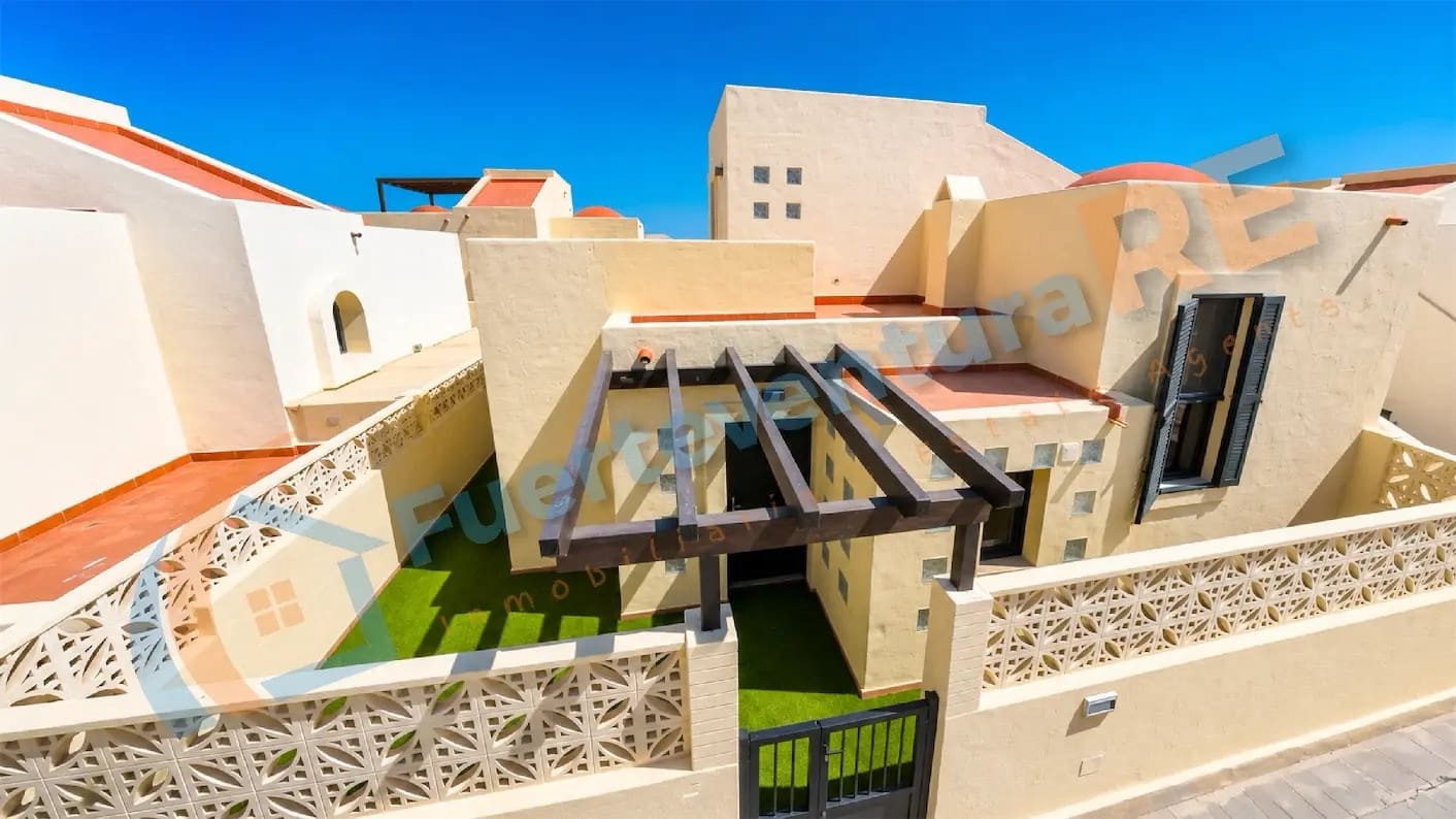 3 quarto Moradia para venda em Corralejo com piscina garagem - 459 000 € (Ref: 9917709)