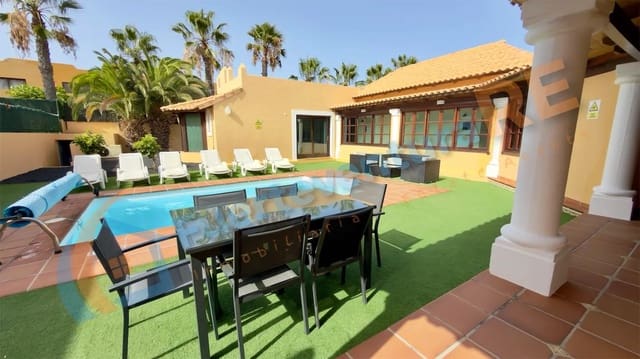 3 makuuhuone Huvila myytävänä paikassa Corralejo, La Oliva mukana uima-altaan 
autotalli - 568 000 € (Ref: 9965925)