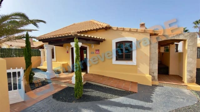 3 makuuhuone Huvila myytävänä paikassa Corralejo, La Oliva mukana uima-altaan 
autotalli - 568 000 € (Ref: 9965925)