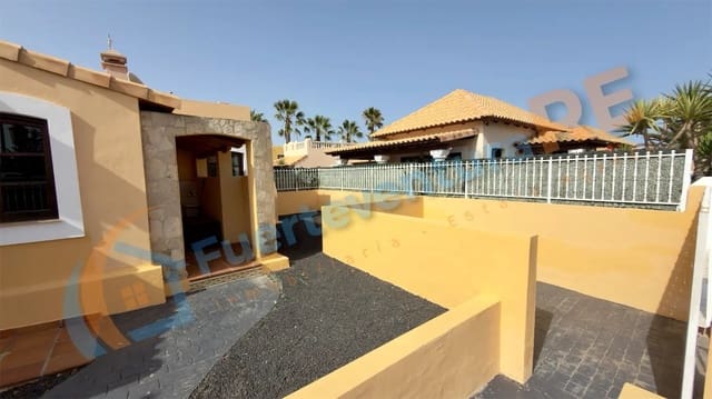 3 makuuhuone Huvila myytävänä paikassa Corralejo, La Oliva mukana uima-altaan 
autotalli - 568 000 € (Ref: 9965925)