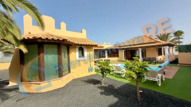 3 makuuhuone Huvila myytävänä paikassa Corralejo, La Oliva mukana uima-altaan 
autotalli - 568 000 € (Ref: 9965925)