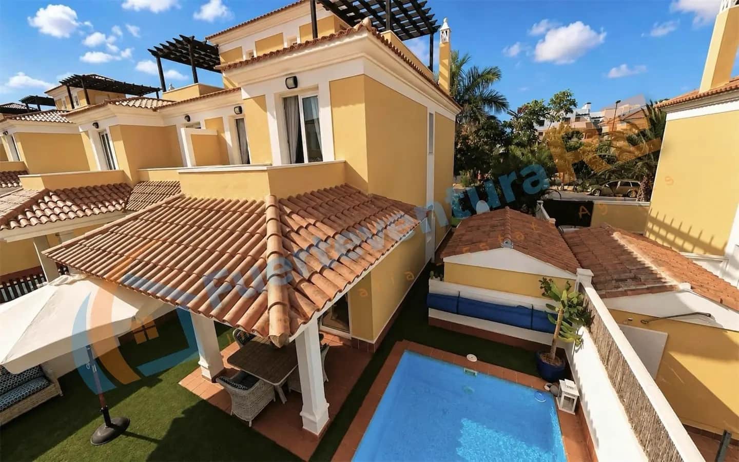 3 soveværelse Semi-Rækkehus til salg i Corralejo med swimmingpool - € 448.000 (Ref: 9999443)