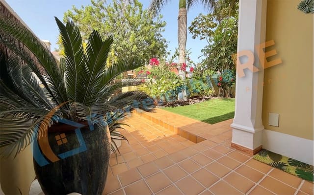 3 soveværelse Semi-Rækkehus til salg i Corralejo, La Oliva med swimmingpool - € 448.000 (Ref: 9999443)