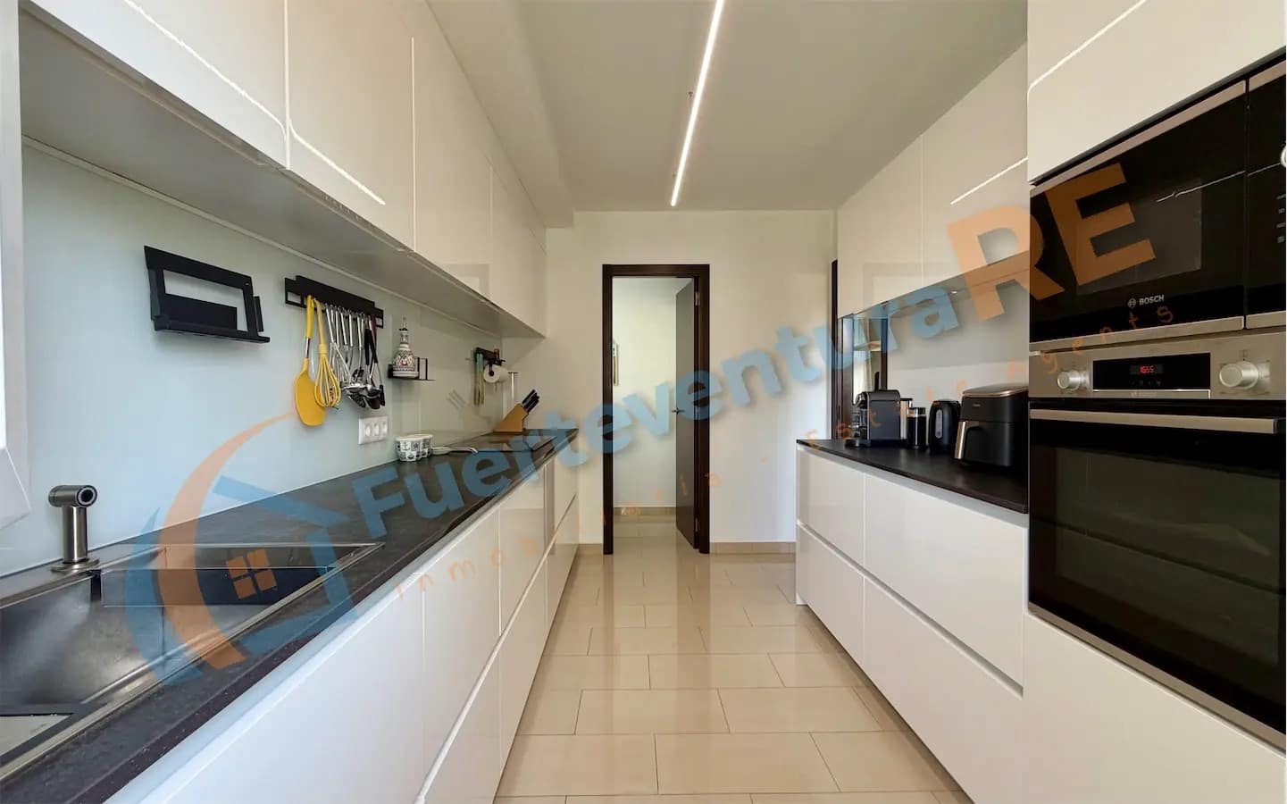 3 soveværelse Semi-Rækkehus til salg i Corralejo med swimmingpool - € 448.000 (Ref: 9999443)