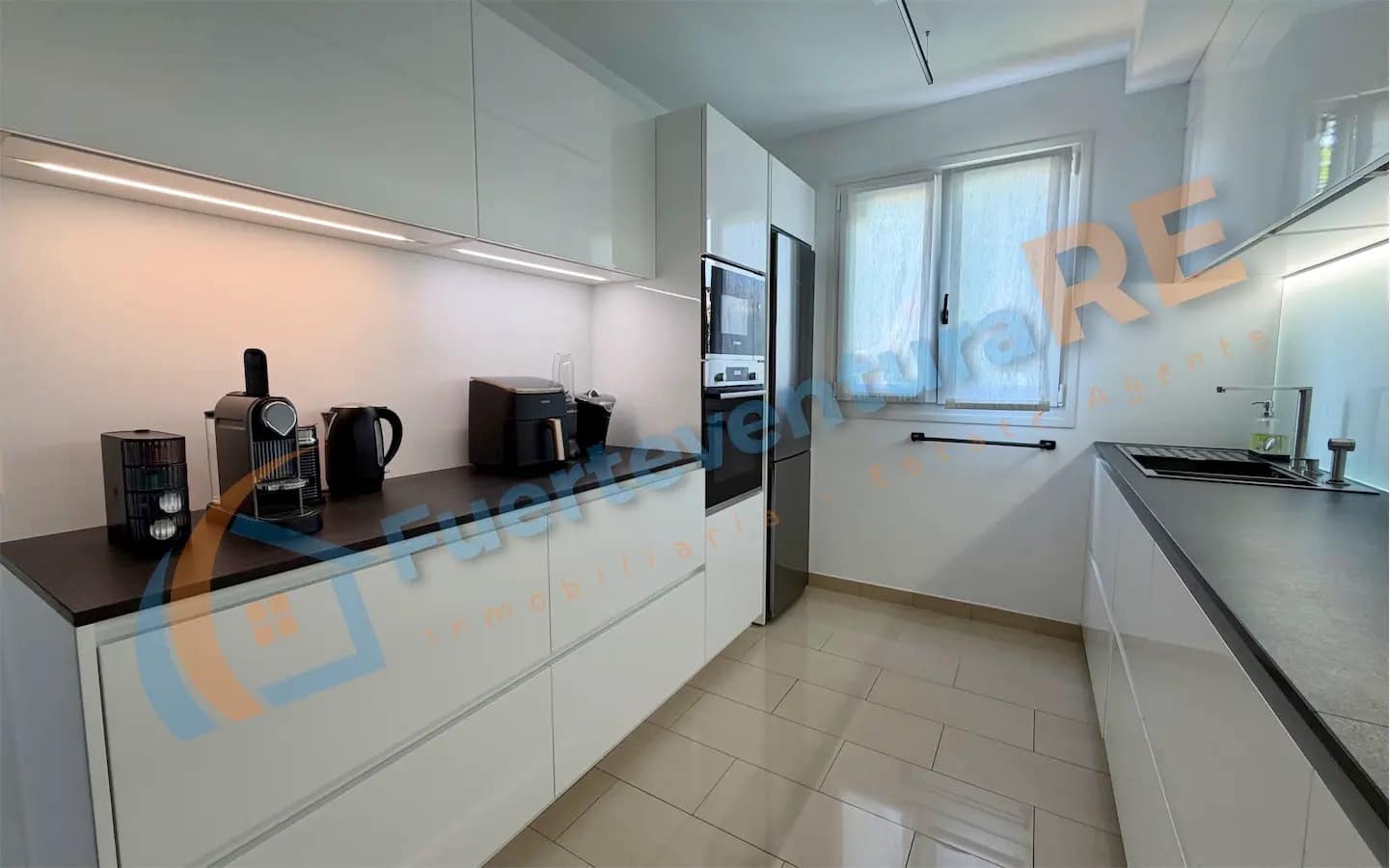 3 soveværelse Semi-Rækkehus til salg i Corralejo med swimmingpool - € 448.000 (Ref: 9999443)