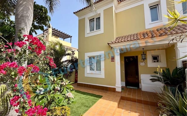 3 soveværelse Semi-Rækkehus til salg i Corralejo, La Oliva med swimmingpool - € 448.000 (Ref: 9999443)