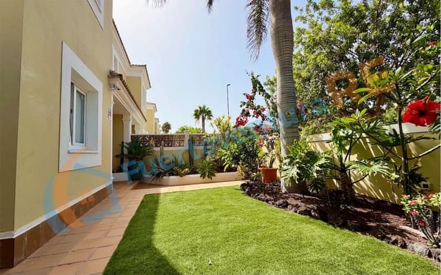 3 soveværelse Semi-Rækkehus til salg i Corralejo, La Oliva med swimmingpool - € 448.000 (Ref: 9999443)