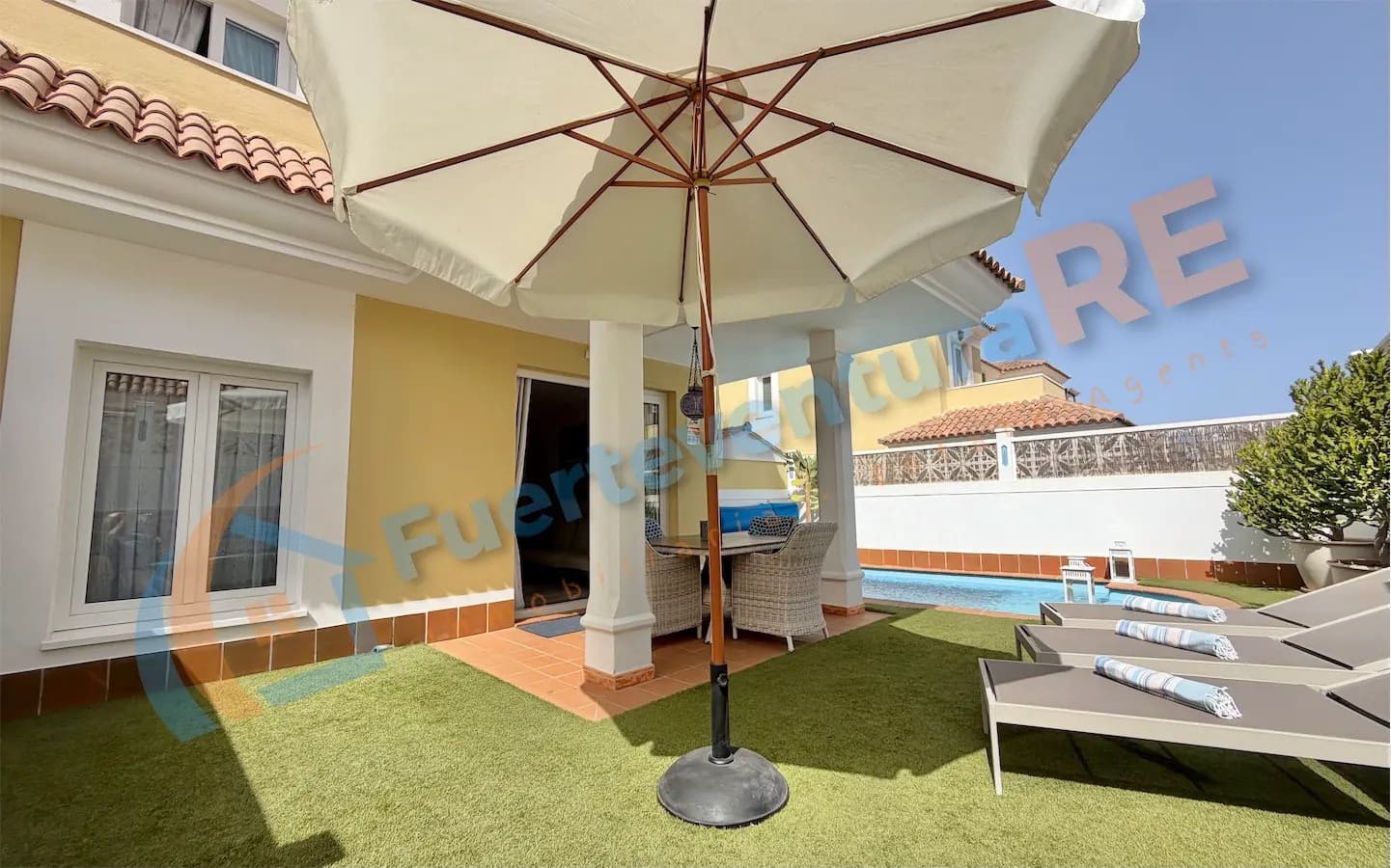 3 soveværelse Semi-Rækkehus til salg i Corralejo med swimmingpool - € 448.000 (Ref: 9999443)