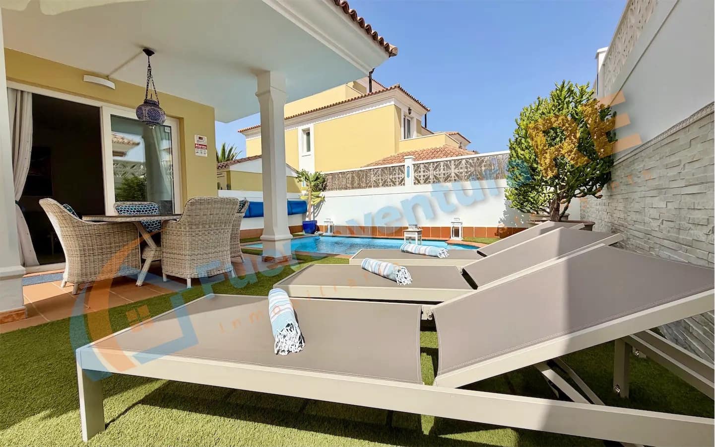 3 soveværelse Semi-Rækkehus til salg i Corralejo med swimmingpool - € 448.000 (Ref: 9999443)