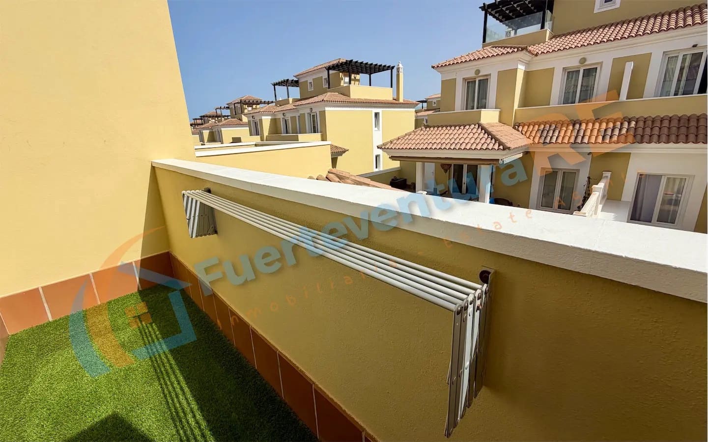 3 soveværelse Semi-Rækkehus til salg i Corralejo med swimmingpool - € 448.000 (Ref: 9999443)