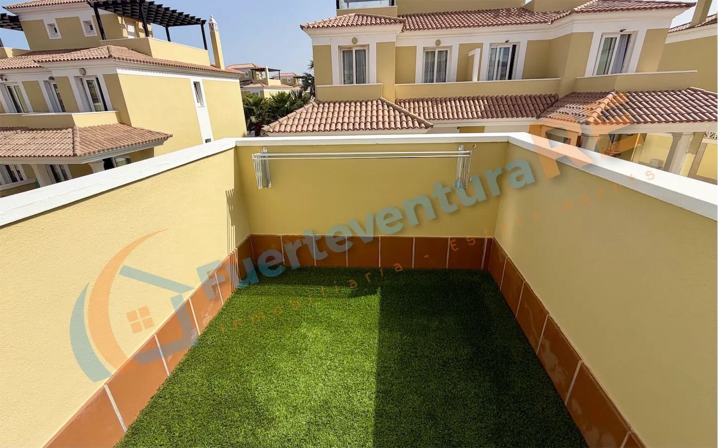 3 soveværelse Semi-Rækkehus til salg i Corralejo med swimmingpool - € 448.000 (Ref: 9999443)