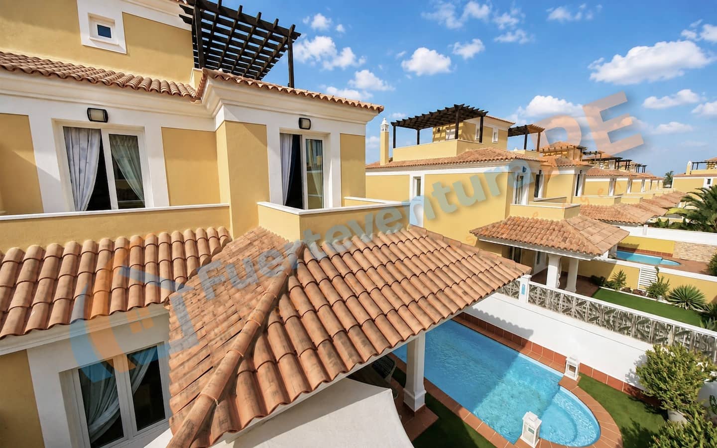 3 soveværelse Semi-Rækkehus til salg i Corralejo med swimmingpool - € 448.000 (Ref: 9999443)