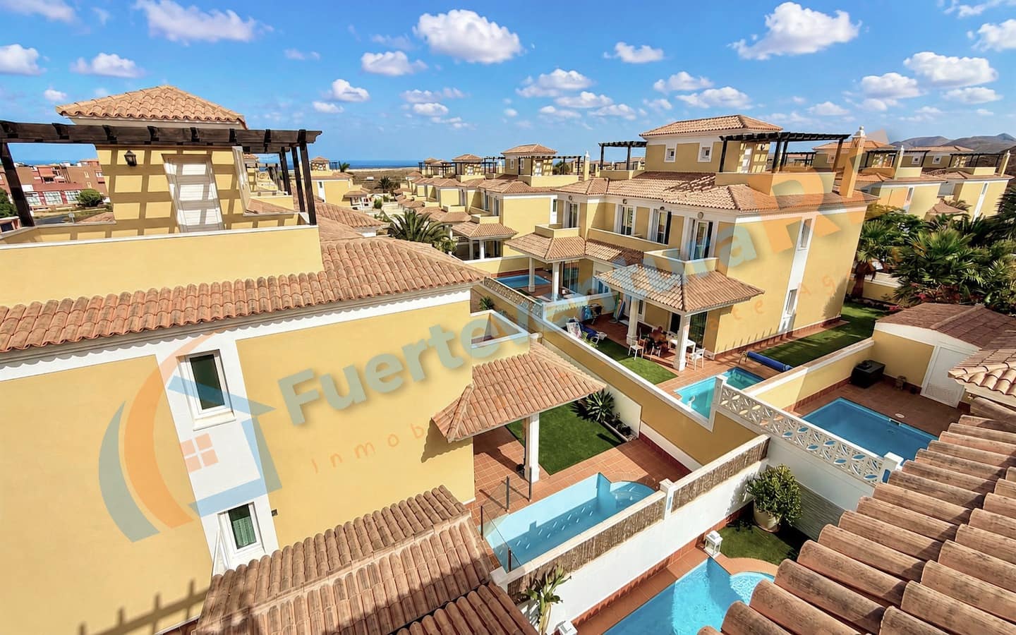 3 soveværelse Semi-Rækkehus til salg i Corralejo med swimmingpool - € 448.000 (Ref: 9999443)