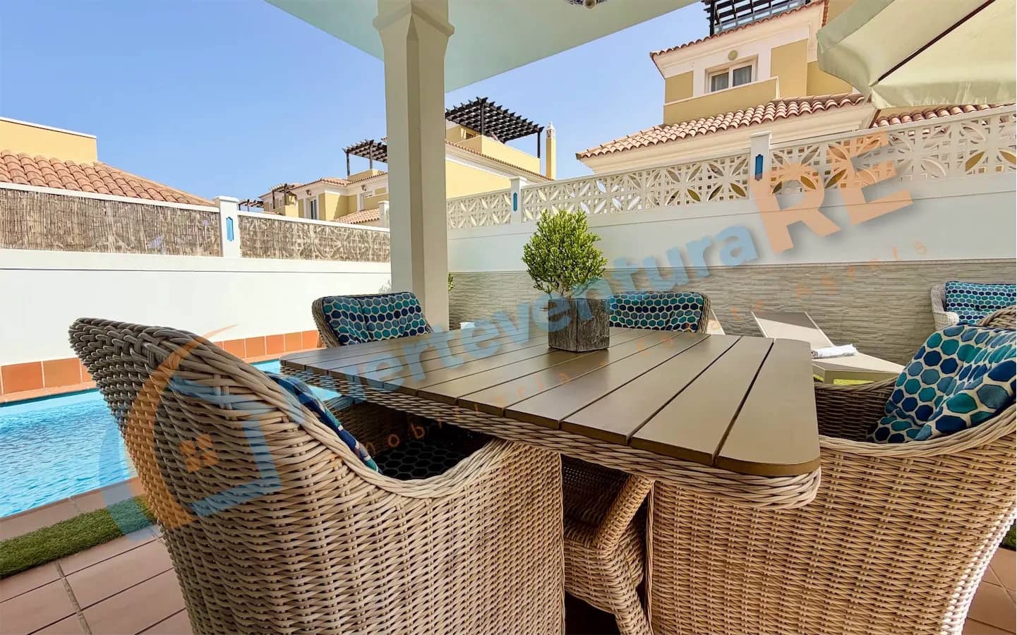 3 soveværelse Semi-Rækkehus til salg i Corralejo med swimmingpool - € 448.000 (Ref: 9999443)
