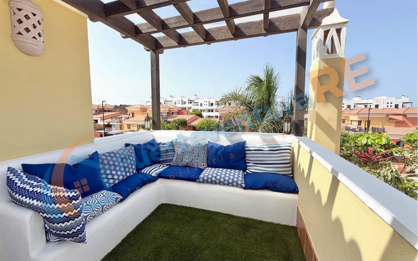 3 soveværelse Semi-Rækkehus til salg i Corralejo med swimmingpool - € 448.000 (Ref: 9999443)