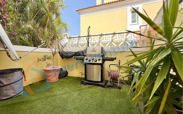 3 soveværelse Semi-Rækkehus til salg i Corralejo, La Oliva med swimmingpool - € 448.000 (Ref: 9999443)