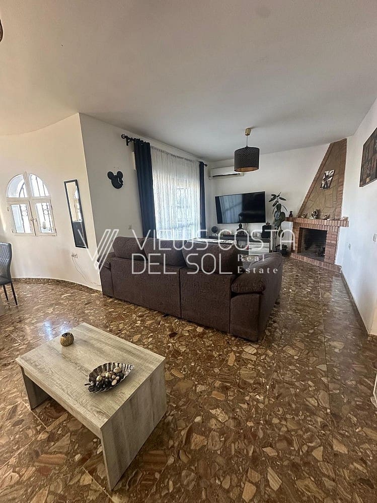 4 bedroom Villa for sale in Caleta de Velez with pool - € 649,900 (Ref: 9720610)