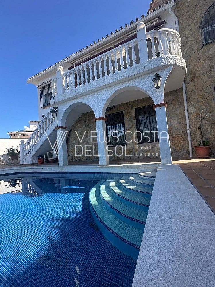 4 bedroom Villa for sale in Caleta de Velez with pool - € 649,900 (Ref: 9720610)