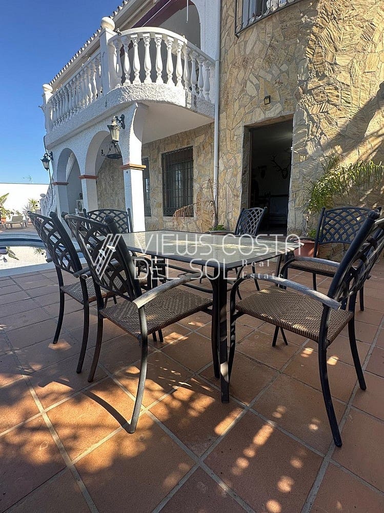 4 bedroom Villa for sale in Caleta de Velez with pool - € 649,900 (Ref: 9720610)