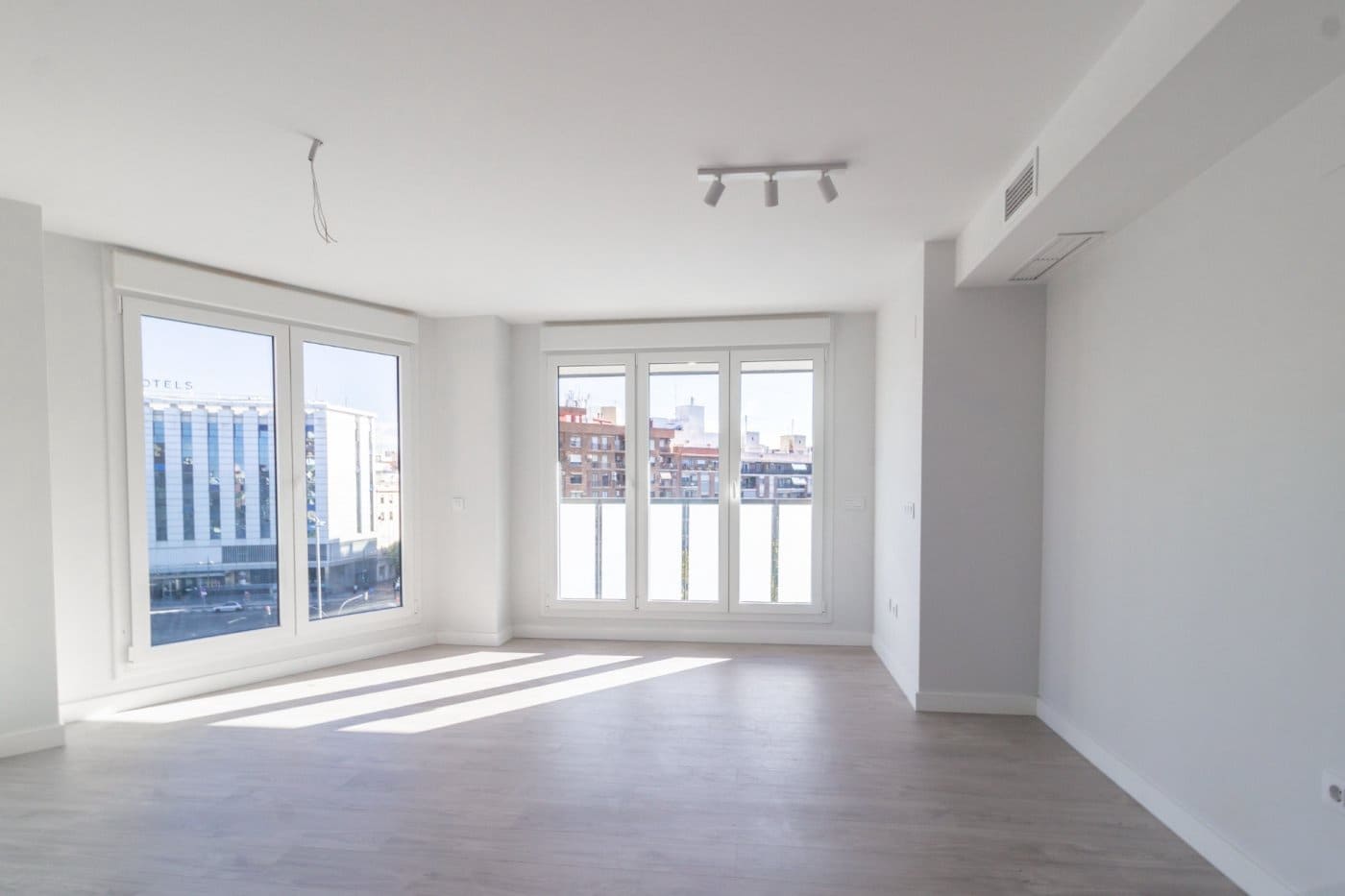 2 bedroom Flat for rent in Valencia city with garage - € 1,550 (Ref: 9867334)