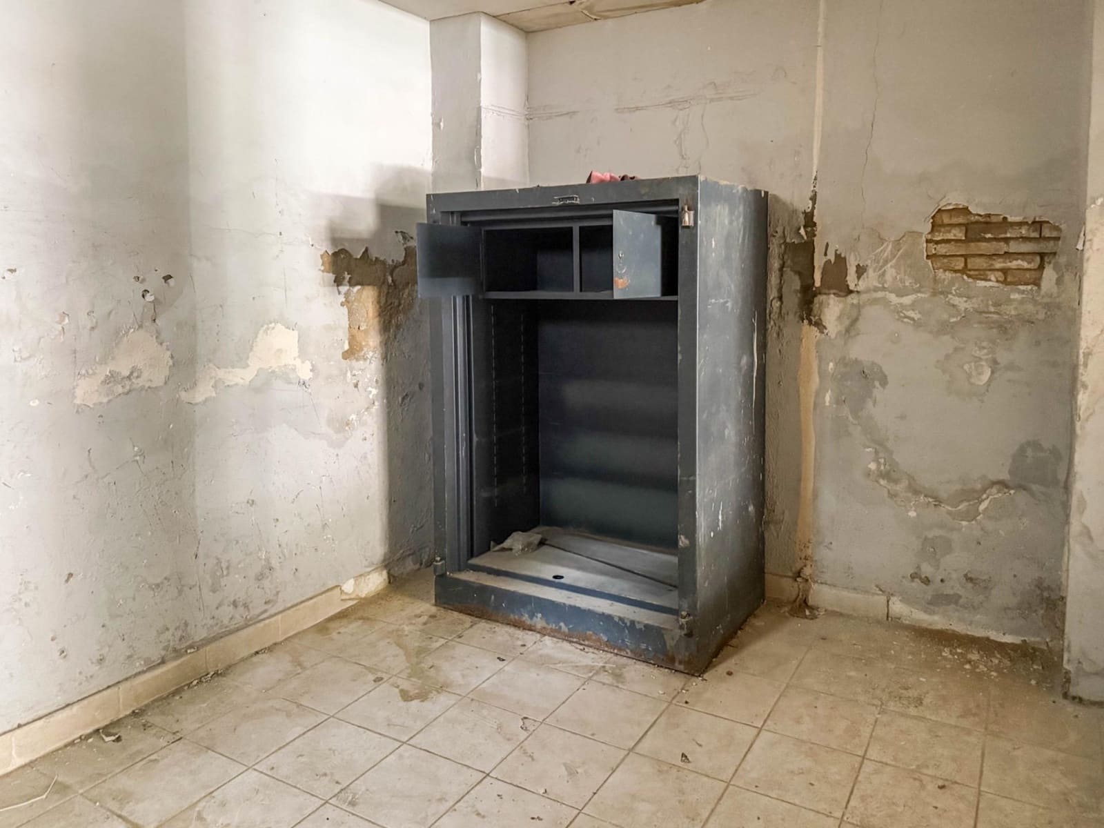 Kommersiell til salgs i Valencia by - € 180 000 (Ref: 9867340)