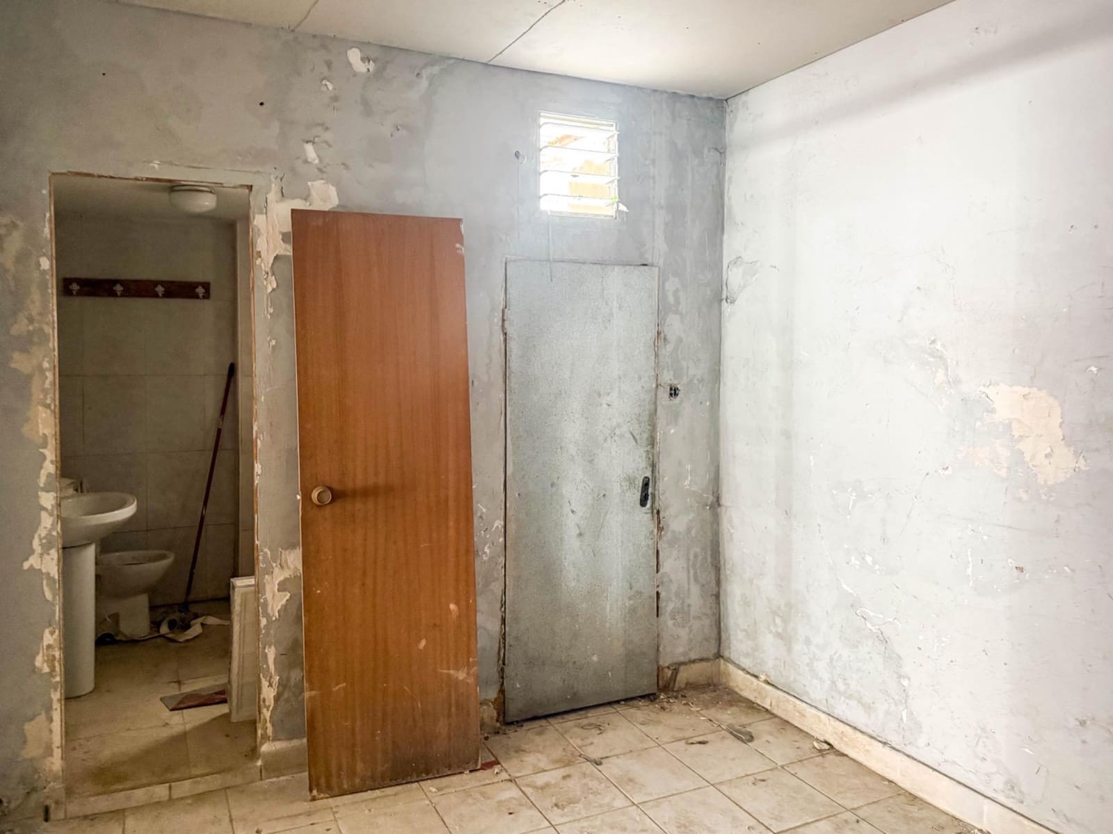 Kommersiell til salgs i Valencia by - € 180 000 (Ref: 9867340)