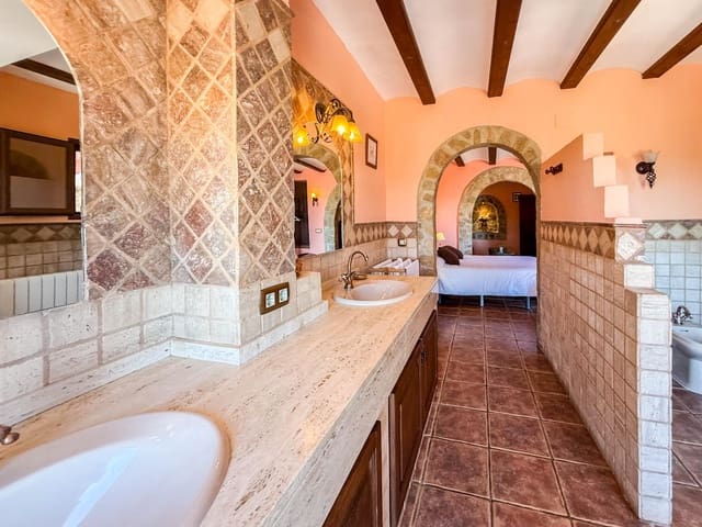 6 chambre Hôtel à vendre à Chella - 1 250 000 € (Ref: 9867343)