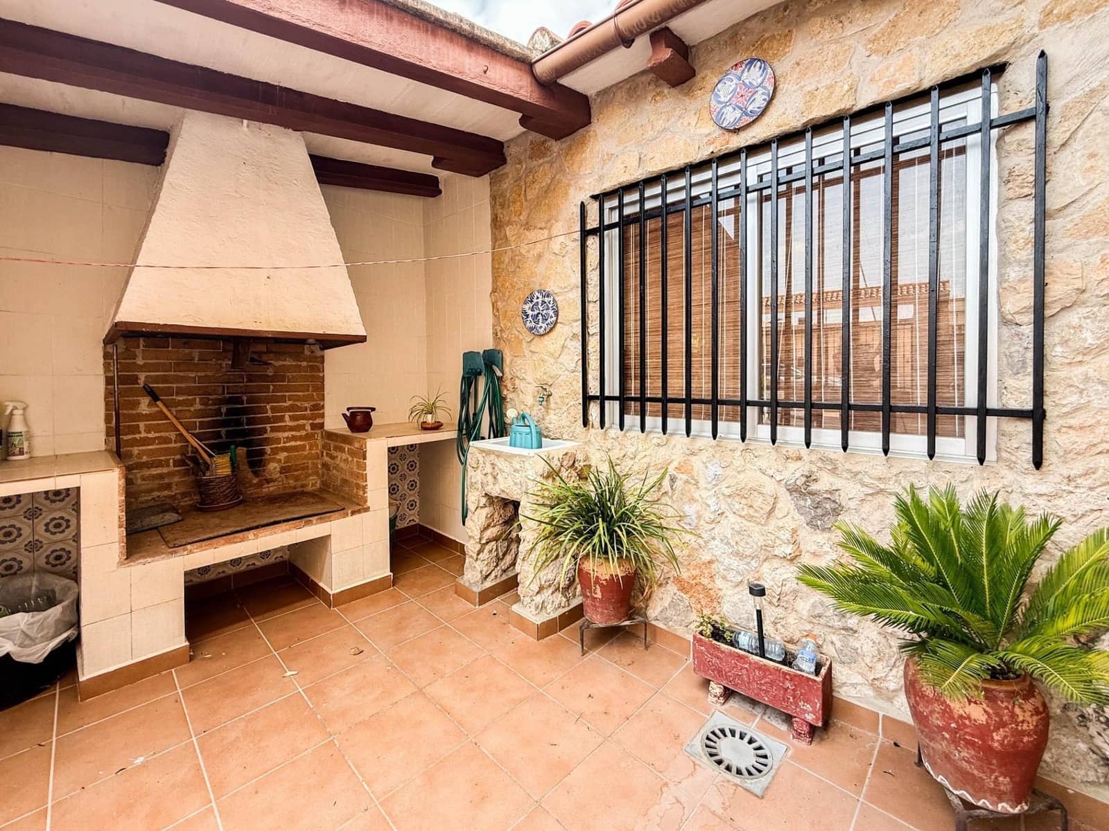 6 bedroom Villa for sale in Sellent with garage - € 199,000 (Ref: 9867352)