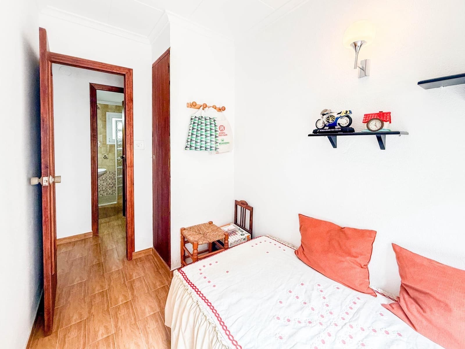 6 bedroom Villa for sale in Sellent with garage - € 199,000 (Ref: 9867352)