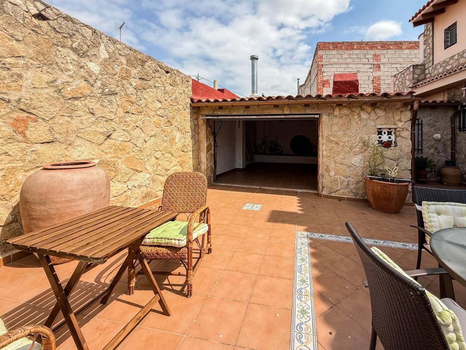 6 bedroom Villa for sale in Sellent with garage - € 199,000 (Ref: 9867352)