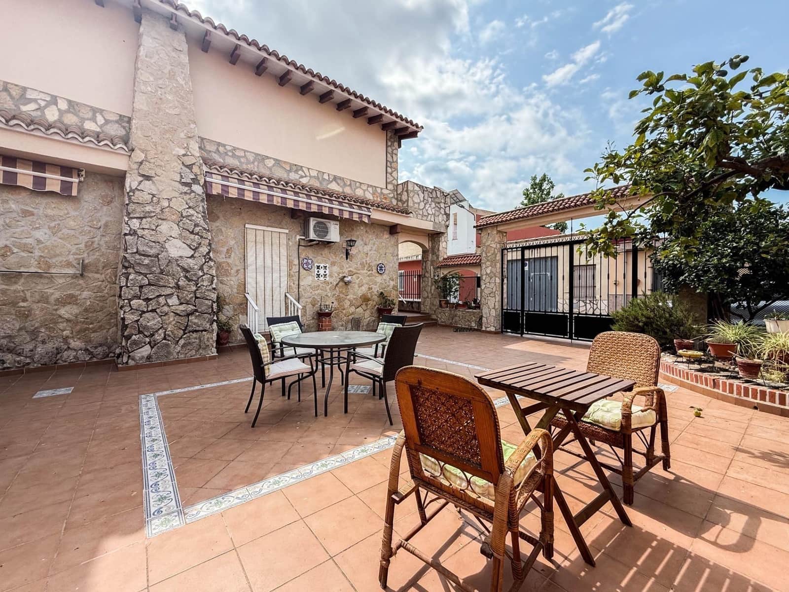 6 bedroom Villa for sale in Sellent with garage - € 199,000 (Ref: 9867352)