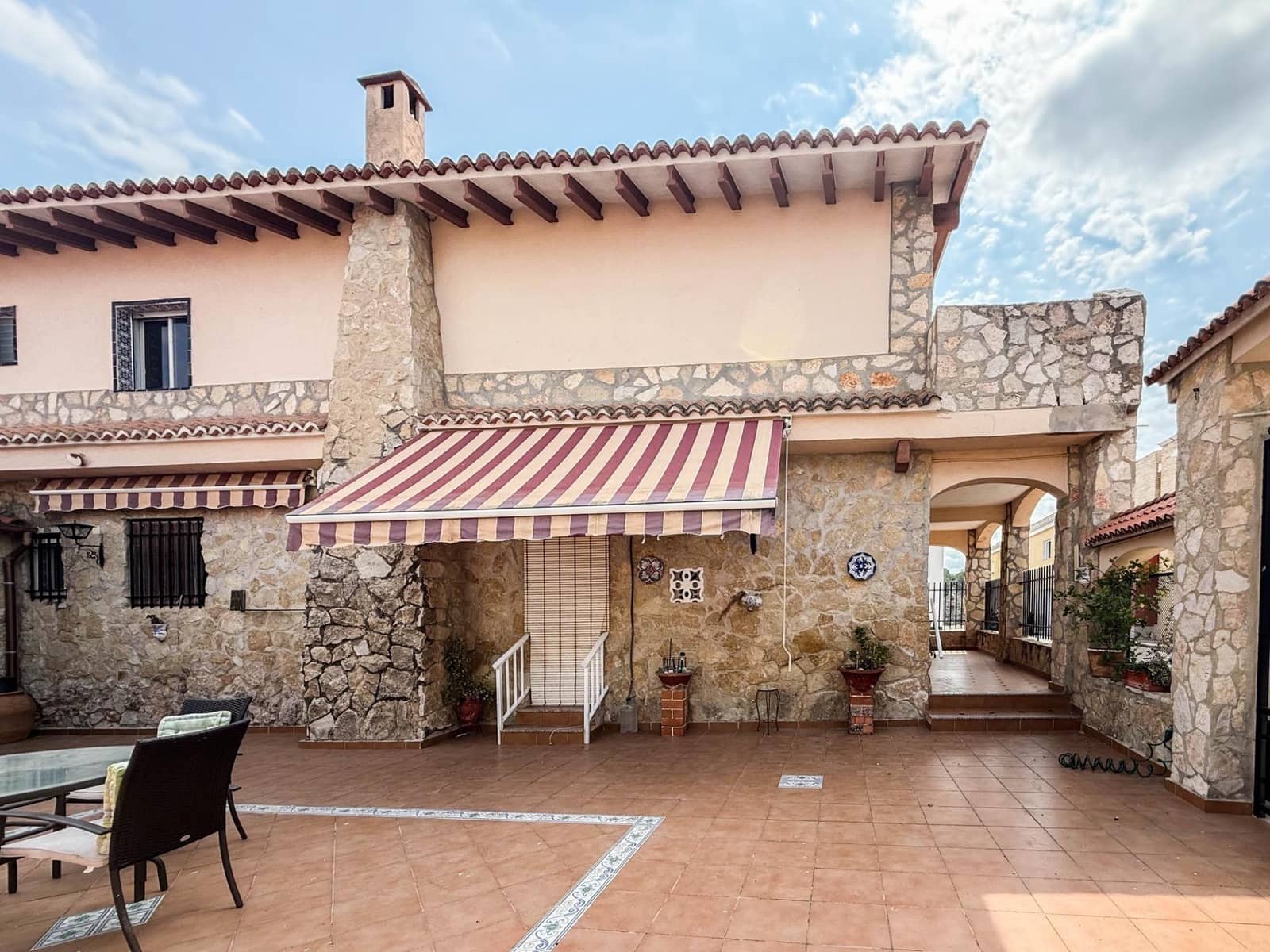 6 bedroom Villa for sale in Sellent with garage - € 199,000 (Ref: 9867352)
