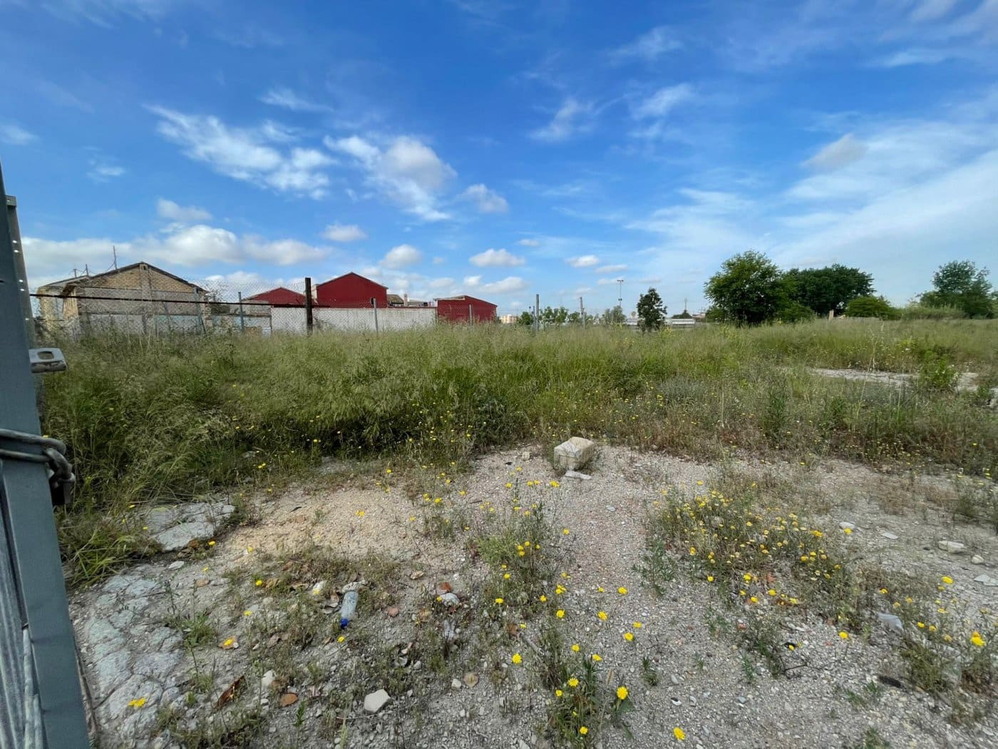 Ubebygd land til leie i Valencia by - € 700 (Ref: 9867360)