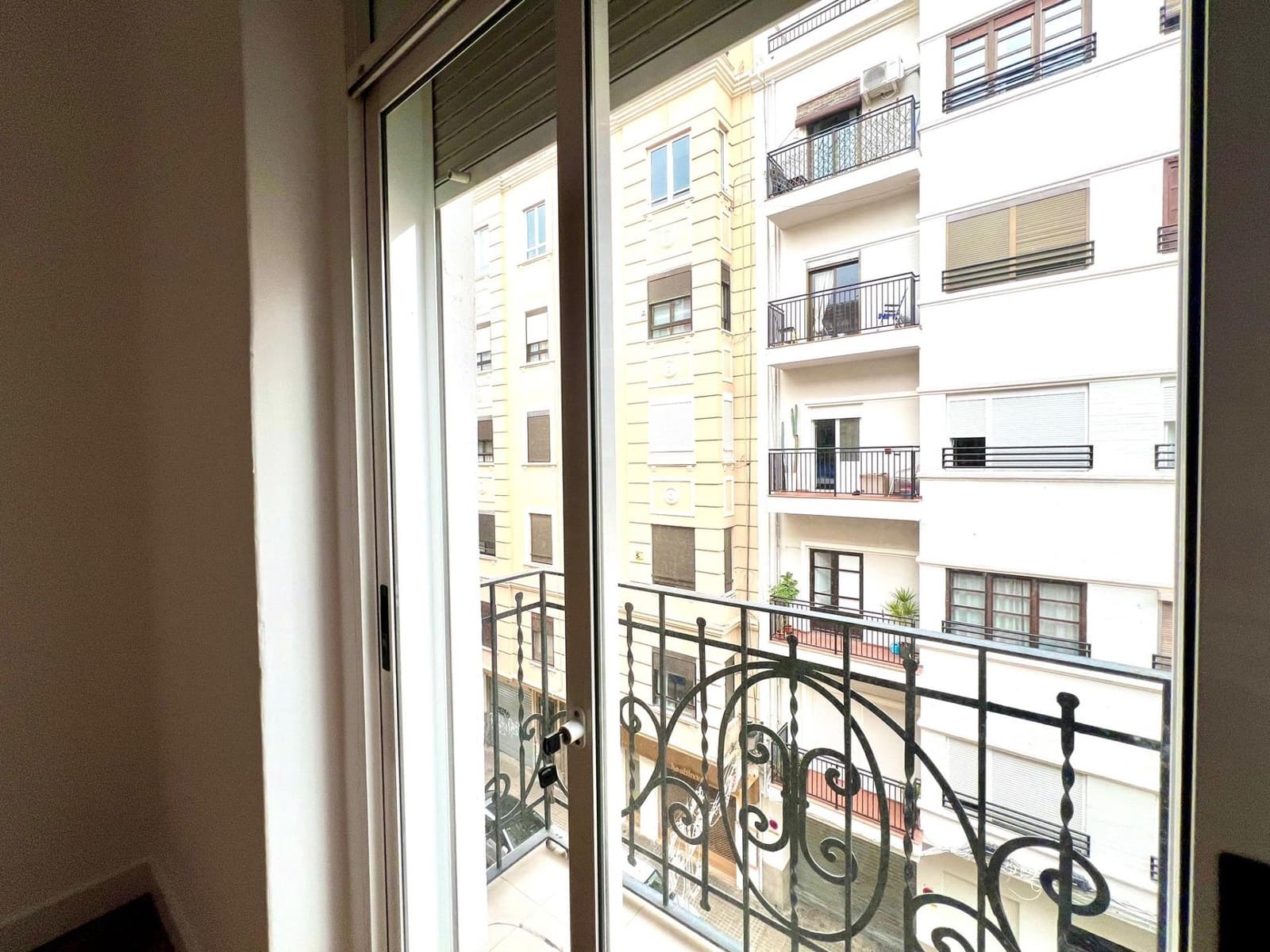 3 bedroom Flat for rent in Valencia city - € 1,200 (Ref: 9934410)