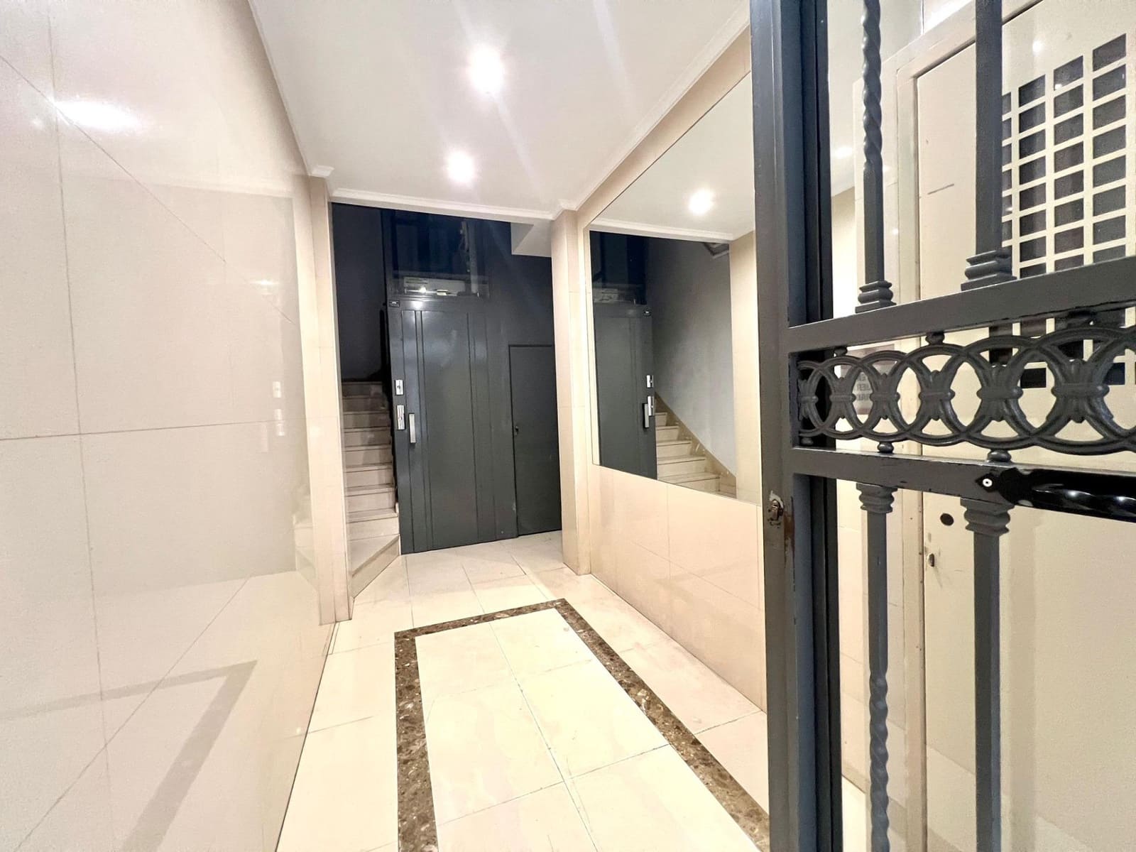 3 bedroom Flat for rent in Valencia city - € 1,200 (Ref: 9934410)