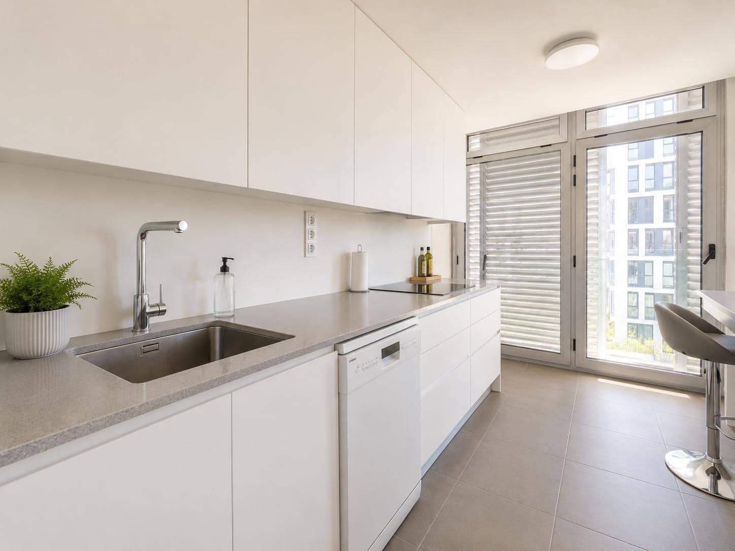 3 makuuhuone Asunto vuokrattavana paikassa Valencia kaupunki mukana uima-altaan - 1 750 € (Ref: 9934411)