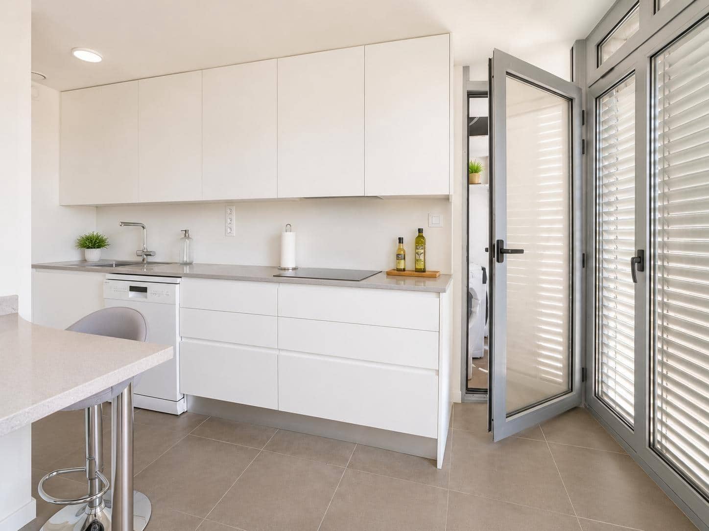 3 makuuhuone Asunto vuokrattavana paikassa Valencia kaupunki mukana uima-altaan - 1 750 € (Ref: 9934411)