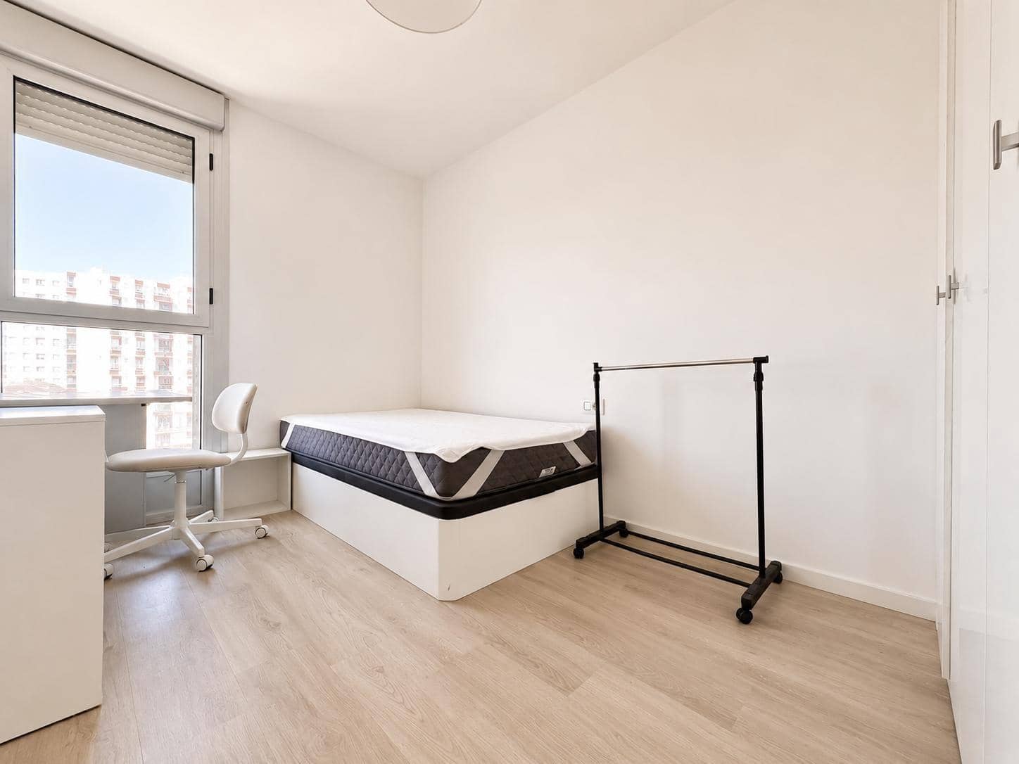 3 makuuhuone Asunto vuokrattavana paikassa Valencia kaupunki mukana uima-altaan - 1 750 € (Ref: 9934411)