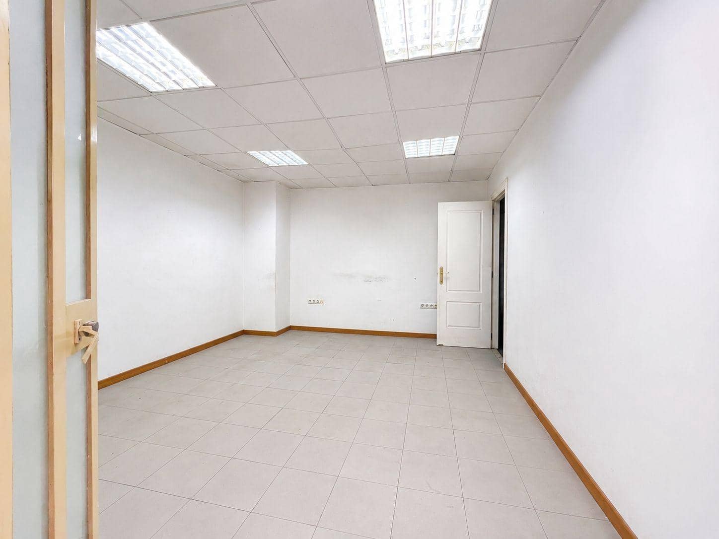 1 bedroom Commercial for rent in Valencia city - € 750 (Ref: 9942723)