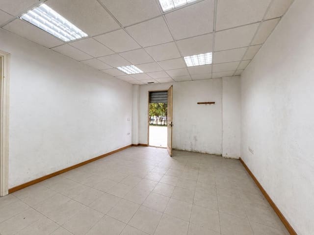 1 bedroom Commercial for rent in En Corts, Valencia city - € 750 (Ref: 9942723)