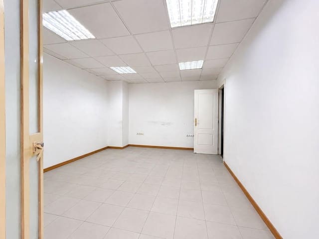 1 bedroom Commercial for rent in En Corts, Valencia city - € 750 (Ref: 9942723)