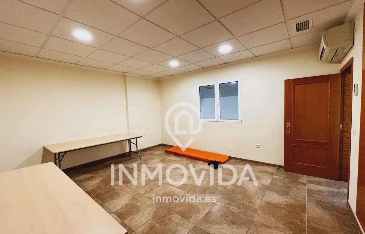 Kommersiell till salu i Novele / Novetle - 250 000 € (Ref: 9879287)