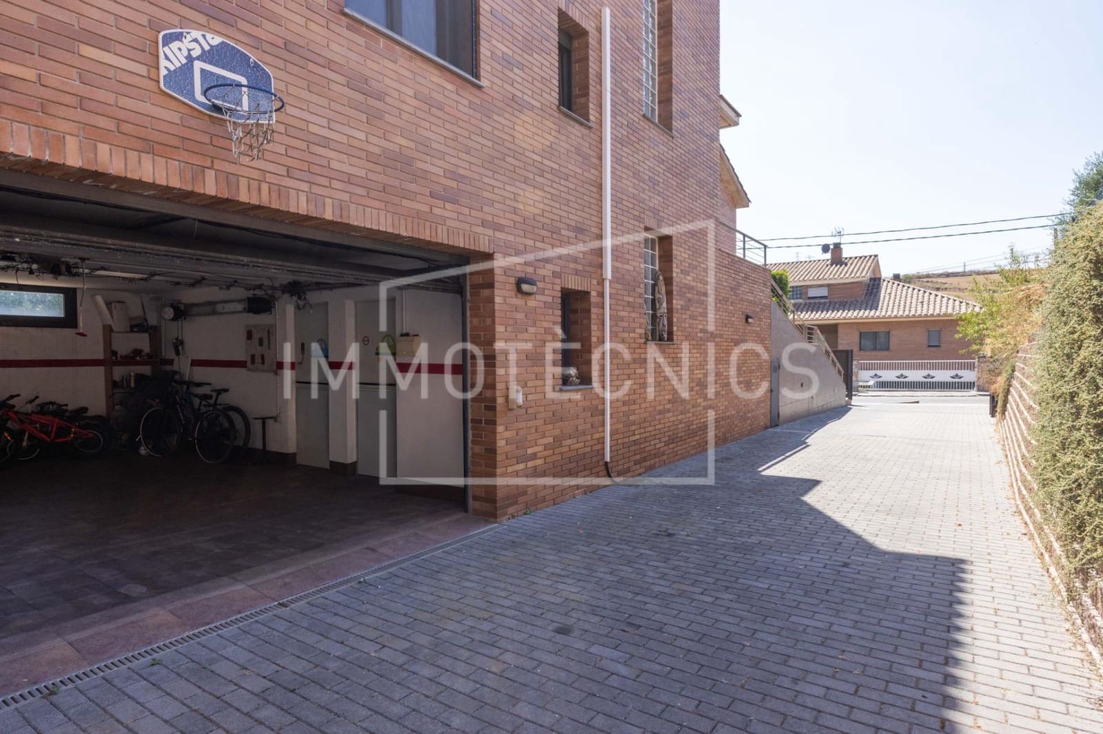 4 makuuhuone Huvila myytävänä paikassa La Roca del Valles mukana uima-altaan 
autotalli - 625 000 € (Ref: 10003811)
