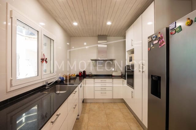 4 sovrum Villa till salu i Sant Cebrià de Vallalta med pool garage - 348 000 € (Ref: 10049435)