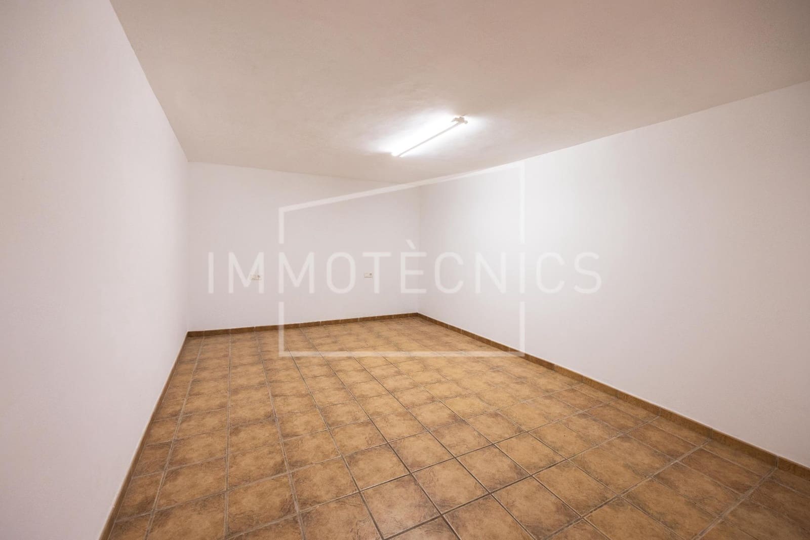 5 bedroom Villa for sale in Canoves i Samalus with garage - € 399,000 (Ref: 10120042)